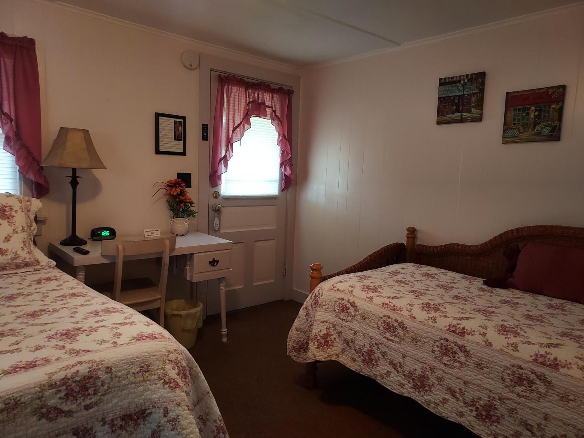 Serenity Motel Shaftsbury Bagian luar foto