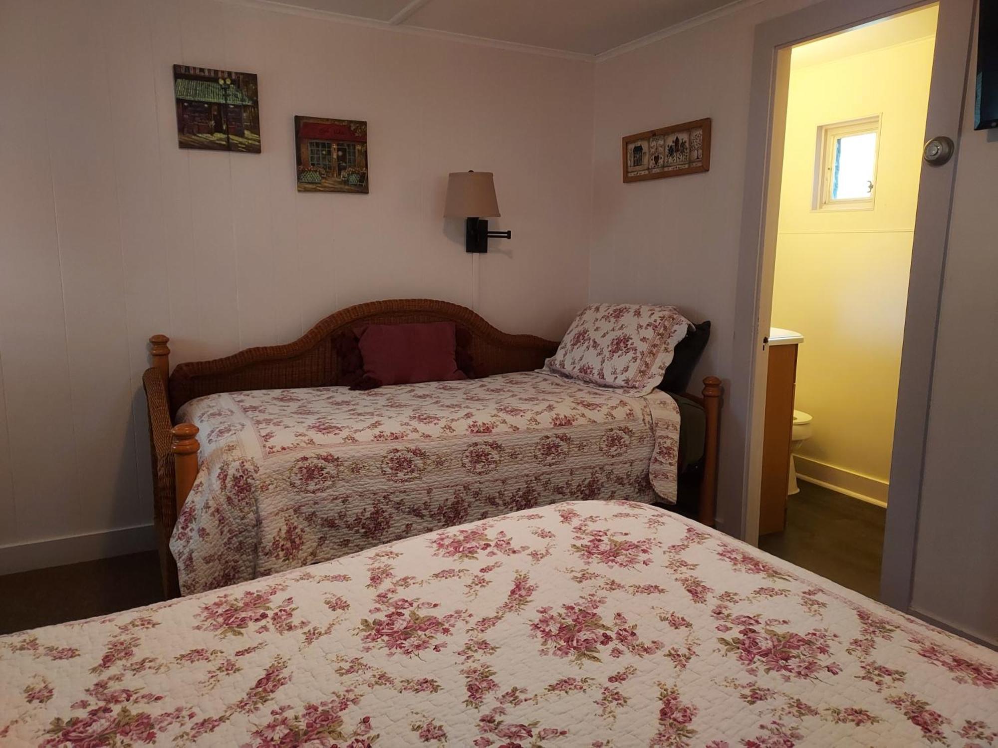 Serenity Motel Shaftsbury Bagian luar foto