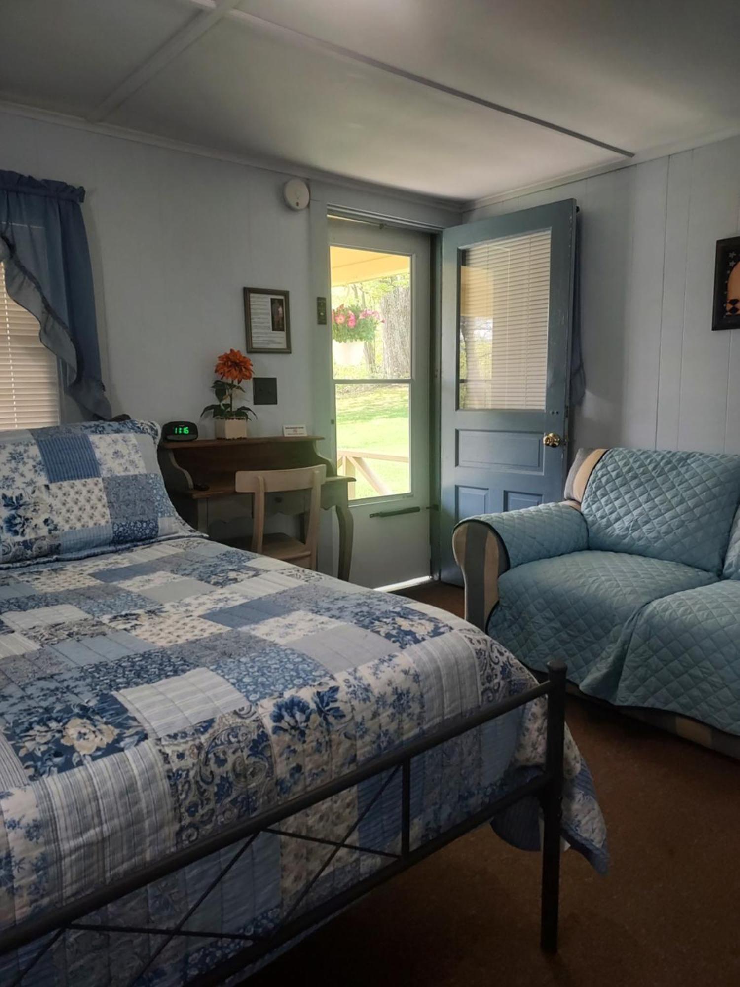 Serenity Motel Shaftsbury Bagian luar foto