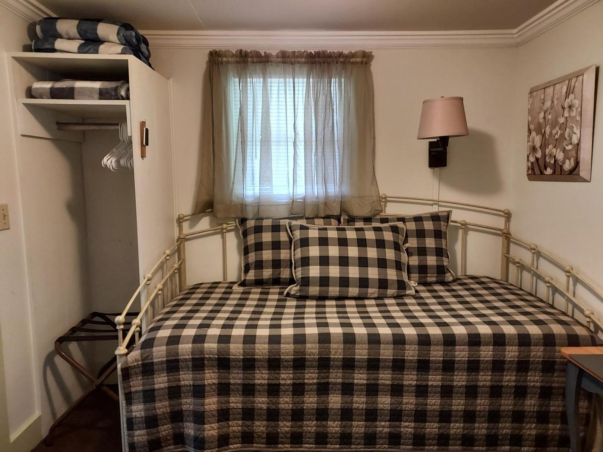 Serenity Motel Shaftsbury Bagian luar foto