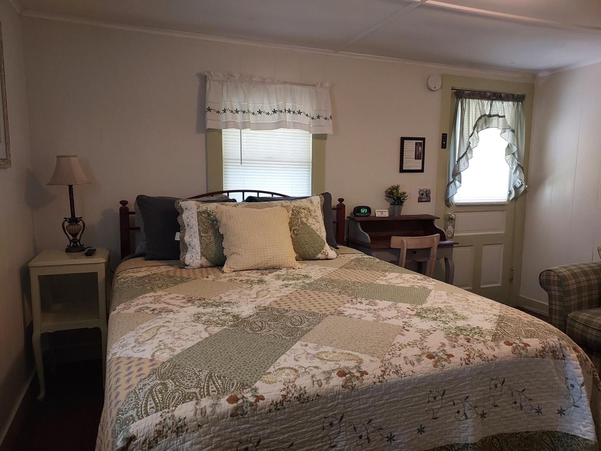 Serenity Motel Shaftsbury Bagian luar foto